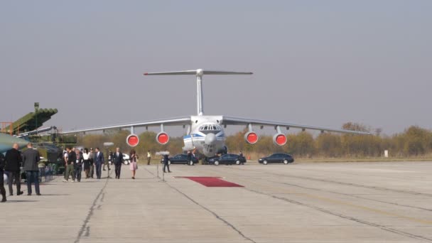 Russo Grande aereo da carico militare Ilyushin Il-76 Candid con auto diplomatiche — Video Stock