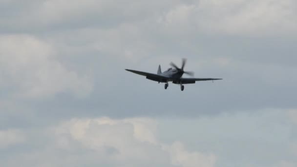 Supermarine Spitfire från Royal Air Force RAF i flygning. — Stockvideo