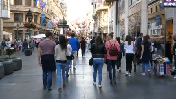 在贝尔格莱德最有名的旅游街上，一对恋人牵着手散步 — 图库视频影像