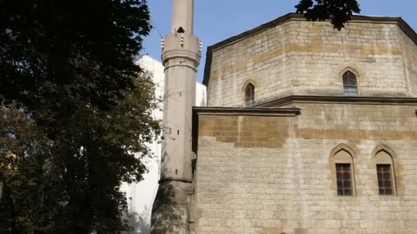 Externo de Bajrakli Mesquita com minarete é a única mesquita otomana em Belgrado — Vídeo de Stock