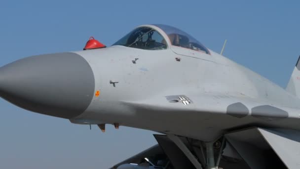 Fermer Vue du chasseur supersonique moderne russe MiG 29 armé de missiles — Video