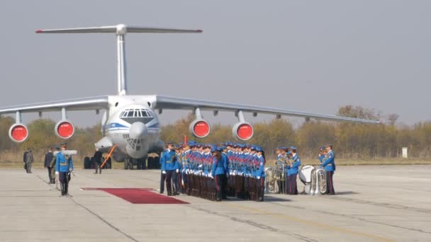 Banda militare della Serbia e soldati in uniforme azzurra Controlli finali alti — Video Stock