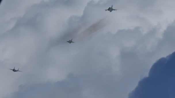 MiG29 i MiG21 w locie Rosyjskie samoloty bojowe MiG Bułgarskich Sił Powietrznych — Wideo stockowe