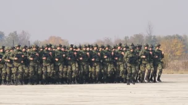 Marcherende soldaten in groen uniform militair materieel van Servische Special Forces — Stockvideo