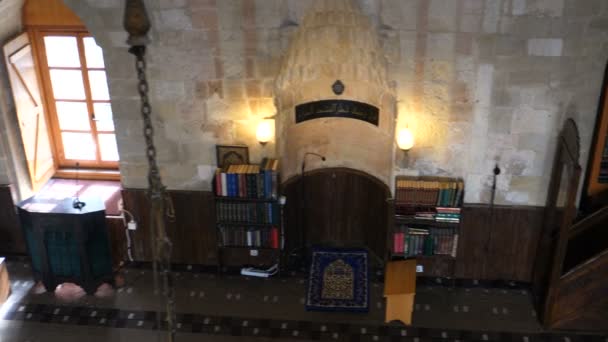 Aged Muslim sits to pray in Bajrakli Ottoman Empire era Mosque in Belgrade — Stock Video