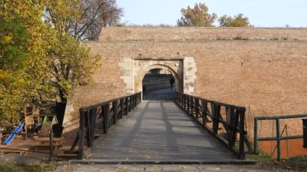 Porta de Karadjordjes nas paredes da Fortaleza de Belgrado Kalemegdan — Vídeo de Stock