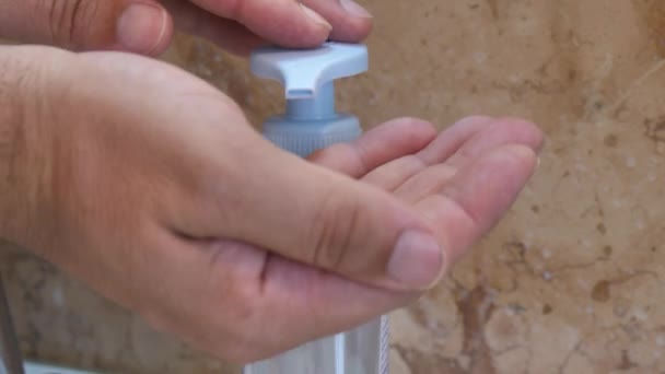 Мужские руки нажимают мыльный насос. Личная гигиена предотвращает коронавирус Covid-19 — стоковое видео