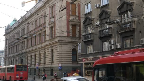 Bus und Gebäude im Zentrum Belgrads, der internationalen Hauptstadt Serbiens — Stockvideo