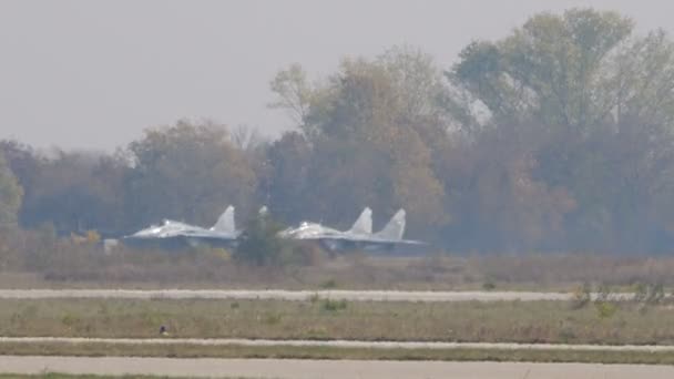 Russische militaire Supersonische straaljagers beginnen Servië MiG-29 Fulcrum op te stijgen — Stockvideo