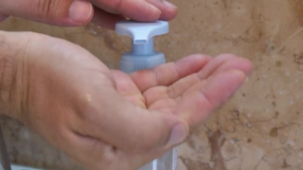 Мужские руки нажимают мыльный насос. Стирание рук предотвращает коронавирус Ковид-19 — стоковое видео