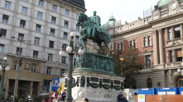 Χάλκινο ιππικό άγαλμα του πρίγκιπα Μιχαήλ στην Πλατεία Δημοκρατίας του Βελιγραδίου — Αρχείο Βίντεο