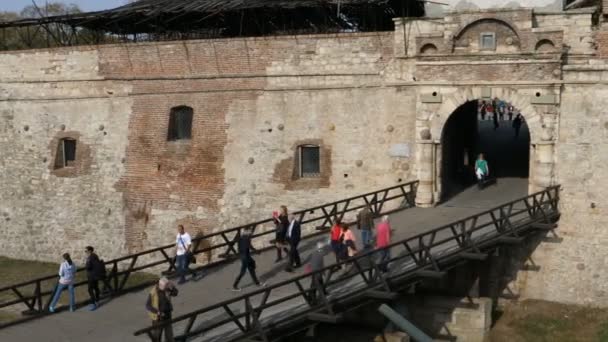 Klockport i väggarna i Belgrads fästning Kalemegdan under klocktornet — Stockvideo