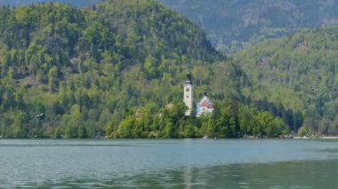 Kanlı Kilise 4K Hiperlapa. Ultra HD Manzaralı Slovenya Gölü ve Alpler Peyzajı.