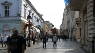 Belgrad Şehir Merkezi Alışveriş Yolu 'ndaki Dükkanlar ve İnsanlar