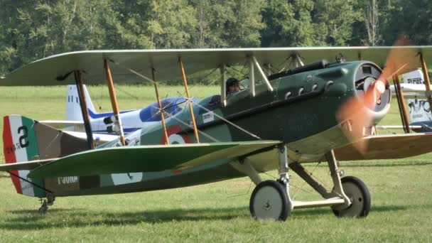 Motor encendido de un biplano de la Primera Guerra Mundial del as italiano Baracca — Vídeo de stock