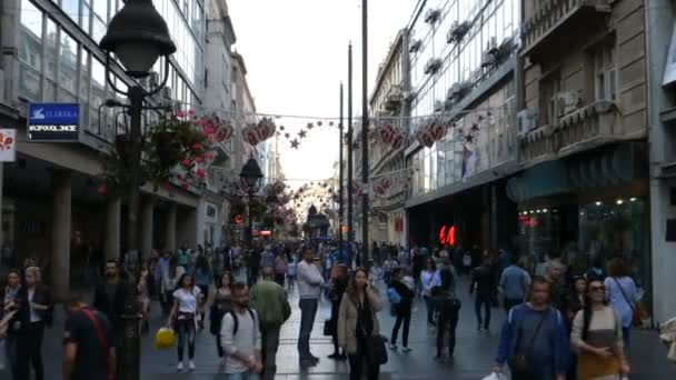 Οι άνθρωποι περπατούν στον κεντρικό πεζόδρομο του τουριστικού δρόμου του κέντρου της πόλης του Βελιγραδίου — Αρχείο Βίντεο