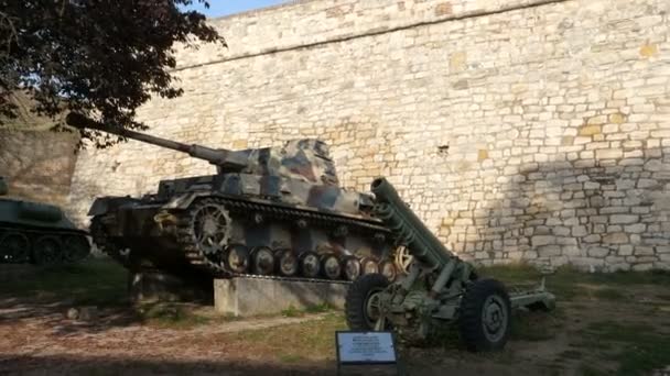 Kanonen, Panzer und Artillerie im Militärmuseum der Festung Kalemegdan in Belgrad — Stockvideo