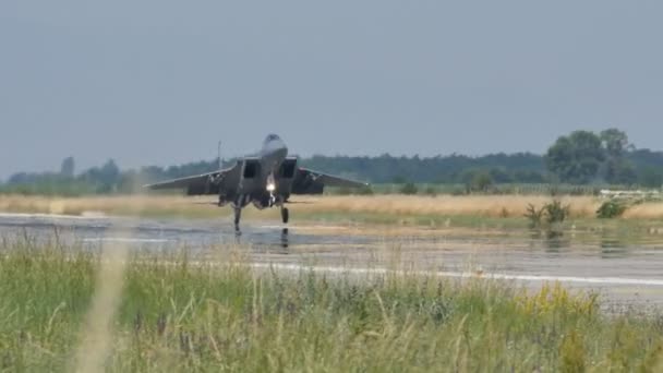 超音速战斗机，麦克唐纳道格拉斯F-15鹰式战斗机，波音防务，着陆 — 图库视频影像