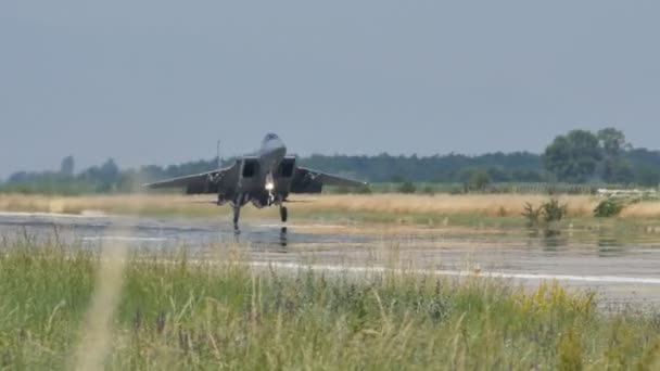 Сверхзвуковой истребитель McDonnell Douglas F-15 Eagle, Boeing Defense, Landing — стоковое видео