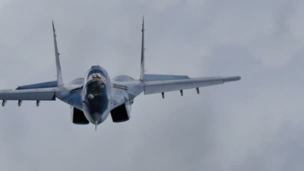 Kampfflugzeuge im Flug. Russland baut MiG-29 Fulcrum 4K — Stockvideo