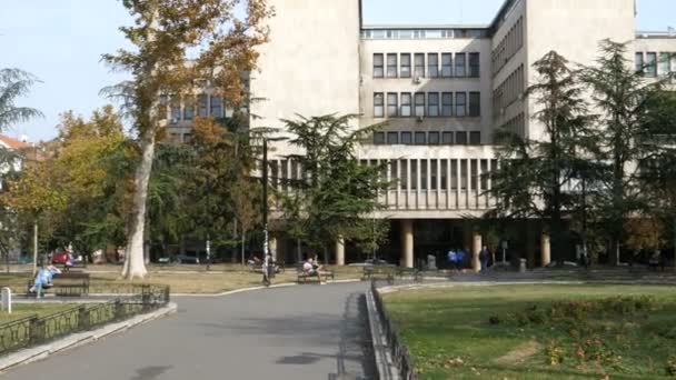 Studentski Park, Parque Académico, en Studentski Trg, Plaza de los Estudiantes, Belgrado — Vídeos de Stock