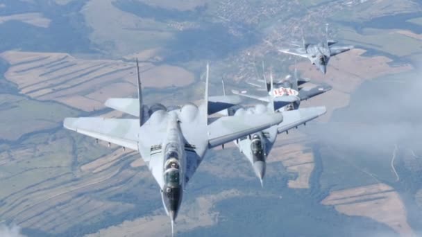 Aviões Militares Voo em Formação. Búlgaro e polonês Mikoyan MiG 29 — Vídeo de Stock
