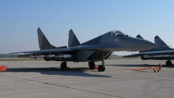 Российские военные самолеты MiG29 вооруженные настоящими ракетами на авиабазе Батайница — стоковое видео