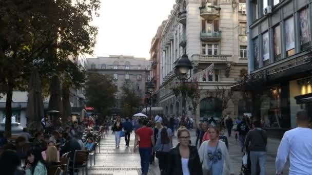 Gente y turistas caminan en el centro de la ciudad de Belgrado cerca de la Plaza Republich — Vídeos de Stock