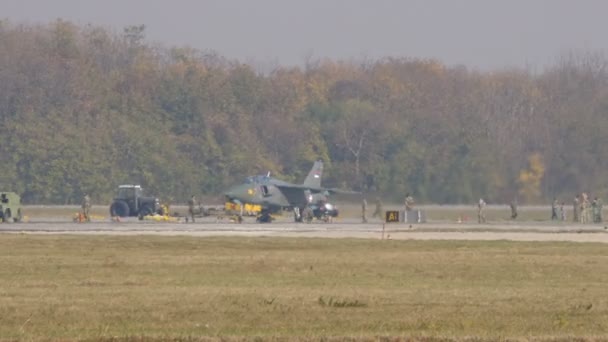 Soko J-22 Orao Ataque terrestre Aviones a reacción militares con camuflaje verde imético — Vídeos de Stock