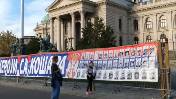 Affiches contre les terroristes albanais au Kosovo et l'OTAN au parlement serbe — Video