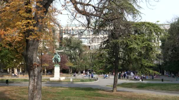 Studentski Park, Parque Acadêmico, em Studentski Trg, Praça dos Estudantes, Belgrado — Vídeo de Stock