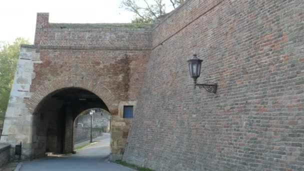 Das äußere Stambol-Tor in der Belgrader Oberen Stadtmauer der Festung Kalemegdan — Stockvideo