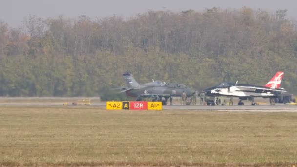 Soko J-22 Orao Bomber Jet in speciale kleur verf van Servische Luchtmacht Belastingheffing — Stockvideo