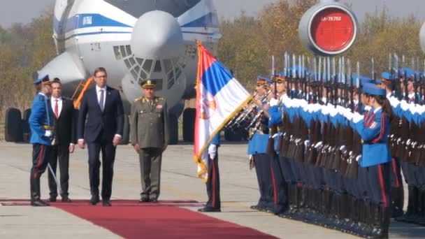 Sérvia Presidend Vucic Bend na frente da bandeira sérvia em Sloboda 2017 — Vídeo de Stock