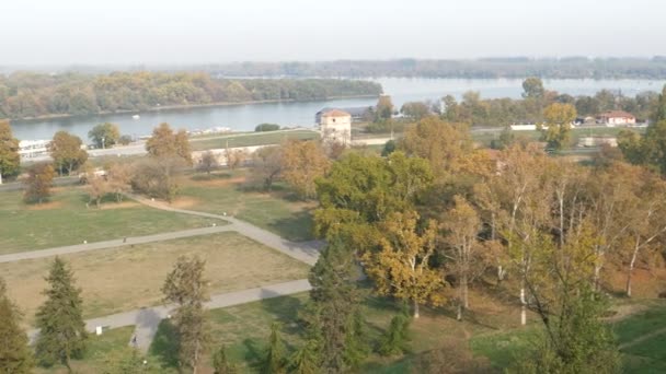 Belgrád alsó városának nevezetessége a Kalemegdan erődből a Száva folyóval — Stock videók