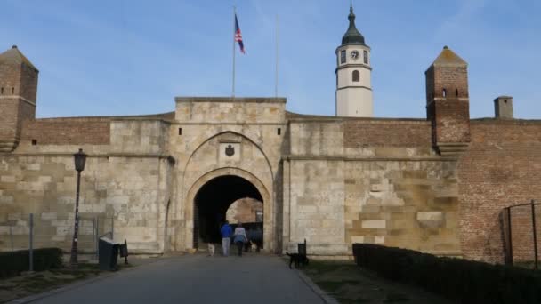 Uhrentor in den Mauern der Belgrader Festung Kalemegdan unter dem Uhrturm — Stockvideo