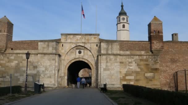 Puerta del Reloj en las murallas de la fortaleza de Belgrado Kalemegdan bajo la Torre del Reloj — Vídeos de Stock