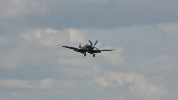 飛行中のイギリス空軍のスーパーマリンスピットファイア. — ストック動画
