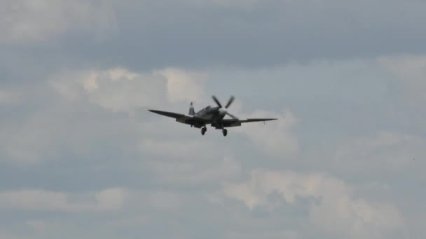 Supermarine Spitfire van Royal Air Force RAF tijdens de vlucht. — Stockvideo