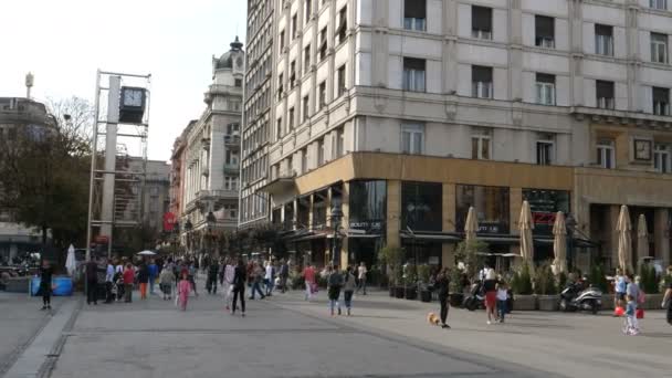 Menschen und Touristen auf dem Platz der Republik im Stadtzentrum von Belgrad — Stockvideo