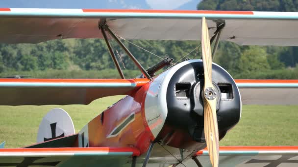 Close Widok na pierwszy samolot wojenny Fokker Dr. I z Czerwonego Barona von Richthofen — Wideo stockowe