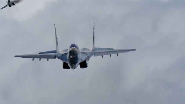 飛行中の戦闘機。Mikoyan Gurevich MiG-29 Fulcrum｜4K UItraHD. — ストック動画