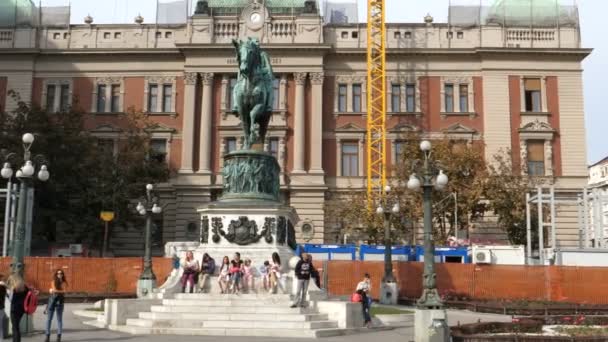 Monumento ecuestre Príncipe Mihailo en la Plaza de la República de Belgrado, Trg republike — Vídeos de Stock