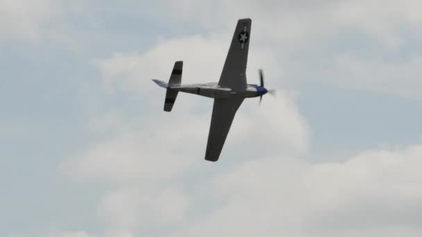 P-51型野马美国第二次世界大战战斗机，飞行4K — 图库视频影像
