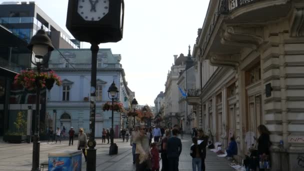 Turistas en Shopping Road en Belgrado Centro Ciudad Centro — Vídeos de Stock