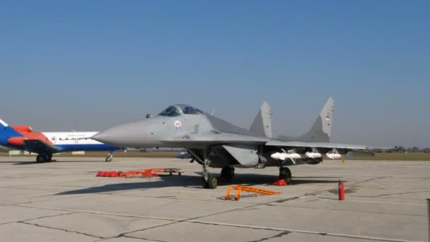 Katonai harci repülőgép MiG-29 Oroszország által adományozott Szerbia parkoló fegyveres — Stock videók