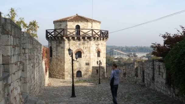 Torre nas Muralhas Mediohevais da Cidade Alta da Fortaleza de Belgrado Kalemegdan — Vídeo de Stock