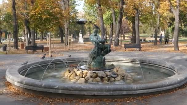 Fonte A Luta, Borba, ou O homem com a cobra ou Pescador em Belgrado — Vídeo de Stock