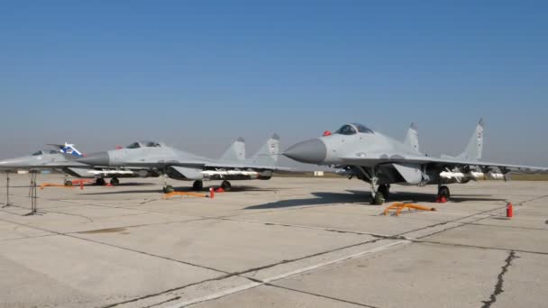 Harci harci vadászgépek, melyeket Oroszország adományozott Szerbiának Batajnica Belgrádban — Stock videók