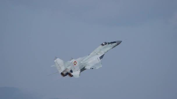 Cold War Combat Aircraft MiG 29 Ανεβείτε μετά την απογείωση με πλήρη μετά Burner — Αρχείο Βίντεο